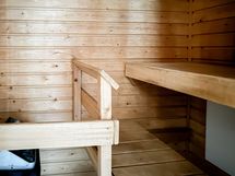 Kodin oman saunan lauteilla on kiva ottaa löylyjä.