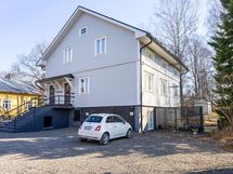 Talon edustalla sähköpistokepaikka autolle. Portin kautta kulku asunnon piha-alueelle