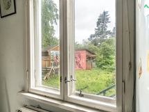 Näkymää keittiöstä pihalle