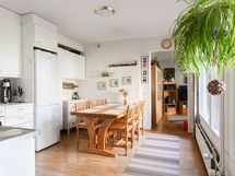 Valoisa keittiö, johon mahtuu hyvin isompikin ruokailuryhmä.