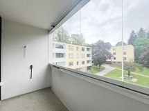 Lasitetulta parvekkeelta on rauhallinen sisäpiha näkymä kaakon suuntaan.