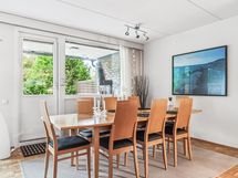 Ruokailutilaan mahtuu reilun kokoinen pöytä