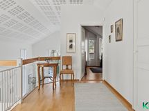 Yläkerran aula on ilmava