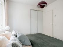 Valokuva ensimmäisen kerroksen vastaavasta kodista, jossa sama pohjaratkaisu.