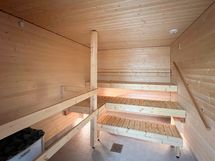 Taloyhtiöstä löytyy sauna, jonka yhteydessä on myös terassi vilvoitteluun.
