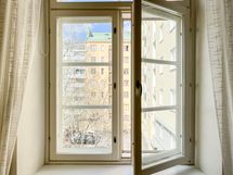 Ikkunoista avautuu kiva kaupunkinäkymä.