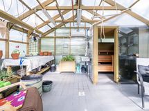 Viherhuone, lattialämmitys, ilmalämpöpumppu ja sauna