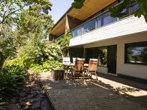 Takapihan patio on merelle päin - yhdessäoloon ja rentoutumiseen