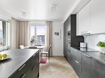 Keittiössä laadukkaat kodinkoneet ja paljon tilaa.