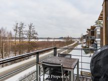 Yläkerran parvekkeelta merinäkymä