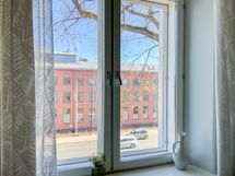 Kodin ikkunat ovat kaakkoon Linnankadun suuntaan.