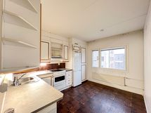 Keittiö on omana tilanaan ja sieltä löytyy hyvin tilaa ruokapöydälle.