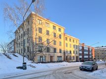 Omalle tontilleen rakennettu