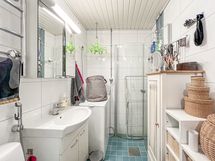 Kylpyhuoneessa on valmiina pyykinpesukone.