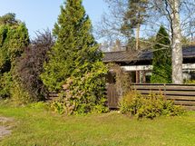 Käynti takapihalle portista