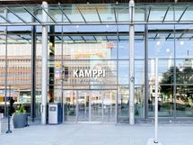 Kauppakeskus Kamppi sijaitsee muutaman sadan metrin päässä.