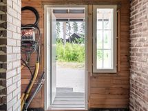 Khh -tilaa alakerrassa sisäänkäynnin yhteydessä