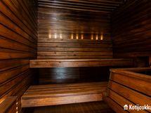 Saunan löylyjen jälkeen voit hilppaista vilvottelemaan omalle patiolle. 