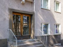 Asunto sijaitsee muutaman portaan päässä ulko-ovelta.