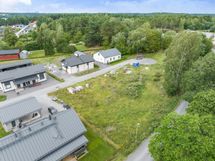 Tontti johon uusi omakotitalo rakennetaan.