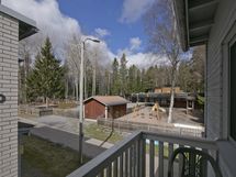 Yläkerrasta kulku parvekkeelle