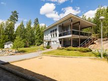 Iso talo upealla parvekkeella