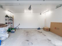Kahden auton lämmin autotali/ Två bilars varmt garage.