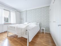 Makuuhuoneessa on tilaa suuremmallekin parisängylle sekä esimerkiksi työpisteelle. 