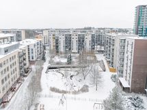 Viihtyisä ja laaja korttelipiha, Soittokunnanpuisto jossa lampi ja alueen läpi virtaava Monikonpuro.