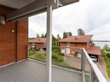Yläparveke kaiteen reunalta