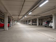 Lämpimässä maanalaisesta pysäköintihallista on vuokrattavissa autopaikkoja taloyhtiön asukkaille.