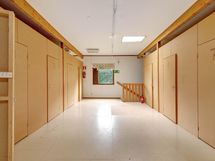 Yläkerrassa on 19 kpl pienvarastotilaa.