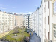 Ikkuna on sisäpihan suuntaan itään