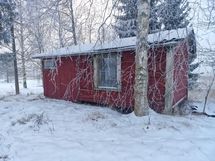Huonokuntoinen rantamökki 
