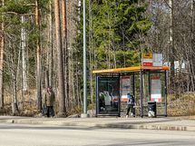 Talon edessä löytyy bussipysäkki, josta kulkee useita bussilinjoja.
