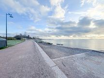 Merellisille kävelyreiteille pääset hetkessä.