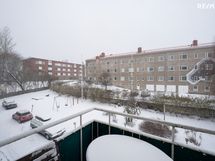 Parvekkeelta on näkymät yhtiön pihalle ja Toukolaan