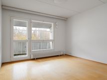 Valoisa olohuone, josta kulku parvekkeelle.