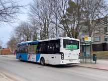 Lähin bussipysäkki sijaitsee ihan vieressä.