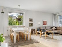 Valoisa ja tilava ruokailutila ja olohuone