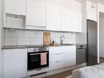 Keittiön kodinkoneet ovat kuvasta poiketen valkopintaiset