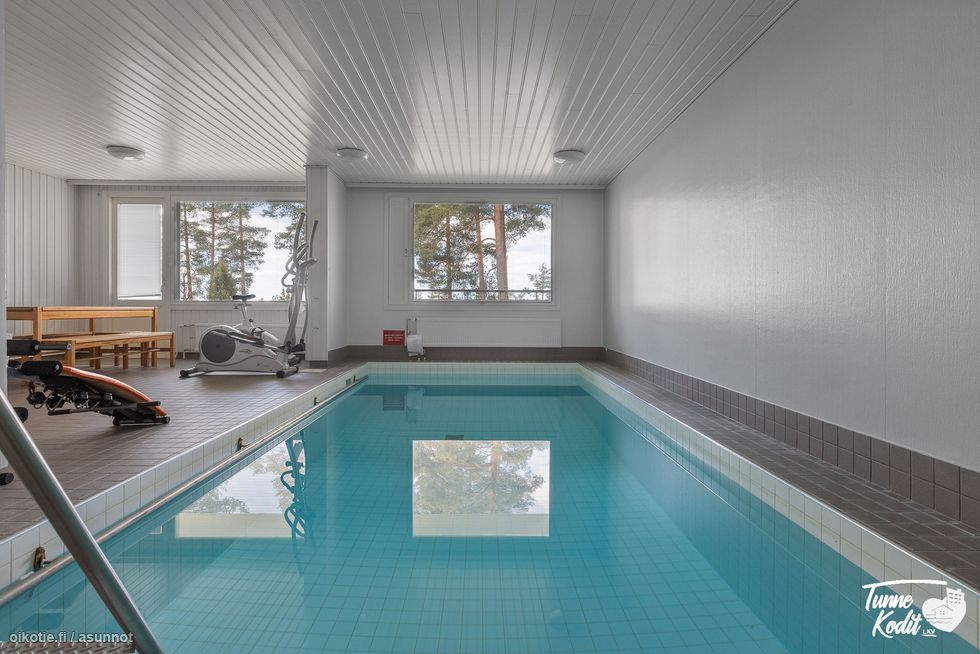Taloyhtiön uima-allas saunan yhteydessä