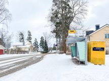 Bussit kulkevat vierestä ja raidejokerin pysäkille on matkaa reilut 300 metriä.