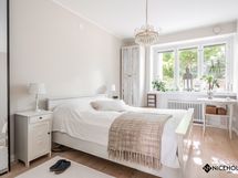 Makuuhuone on tilava.