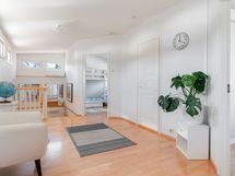 yläkerran tilava aula