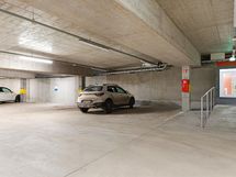 autopaikka heti D-rapun oven vieressä