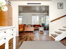 Sisääntulon aulatila, josta käynti yläkertaan