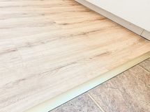 Keittiössä on siisti ja tyylikäs laatoitus, huone on laminaattia