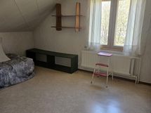 Yläkerran makuutila 2.