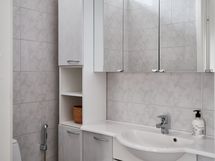 Huoneistossa on 2 wc:tä.